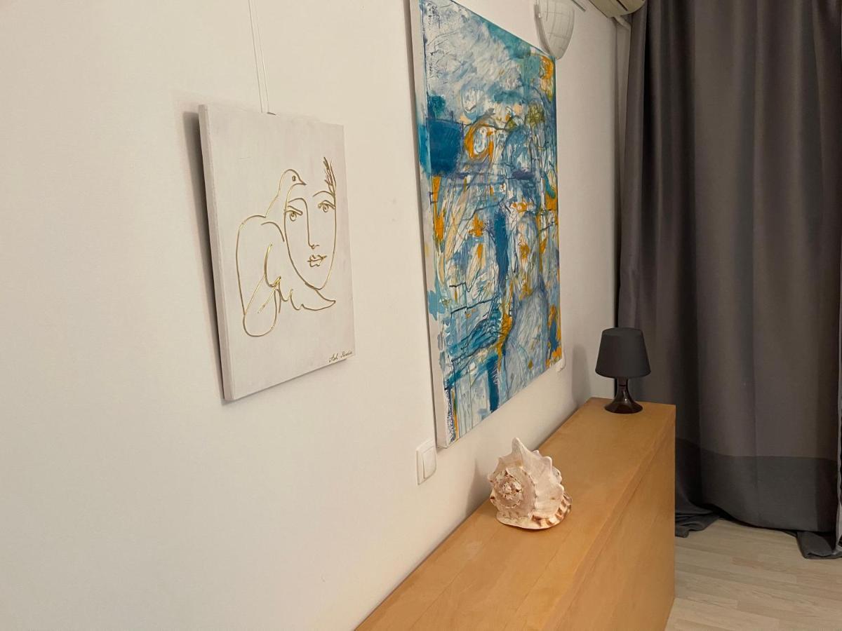 Apartment Happiness By Nicole Jutka, Visual Artist Олимп Экстерьер фото
