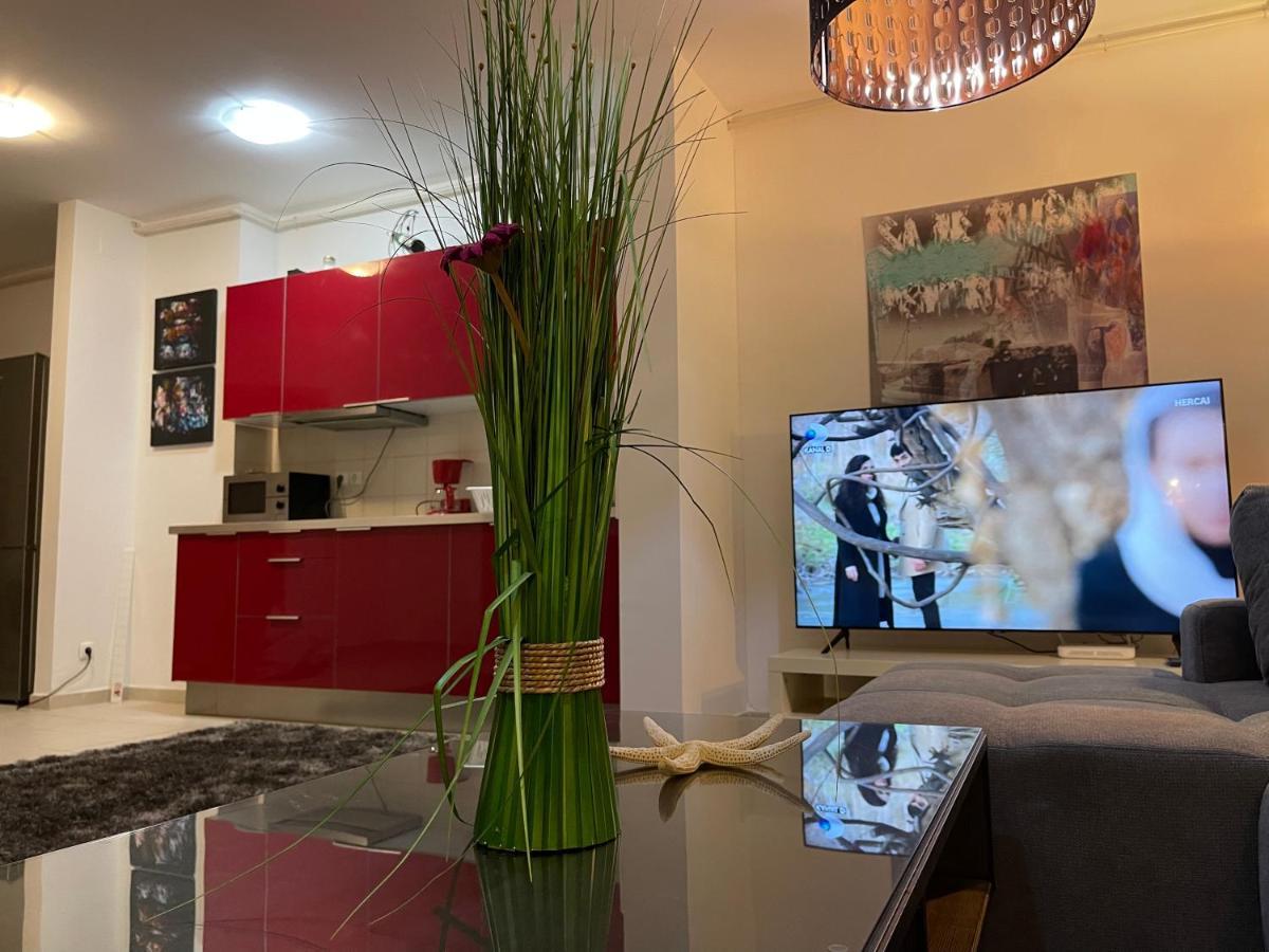 Apartment Happiness By Nicole Jutka, Visual Artist Олимп Экстерьер фото