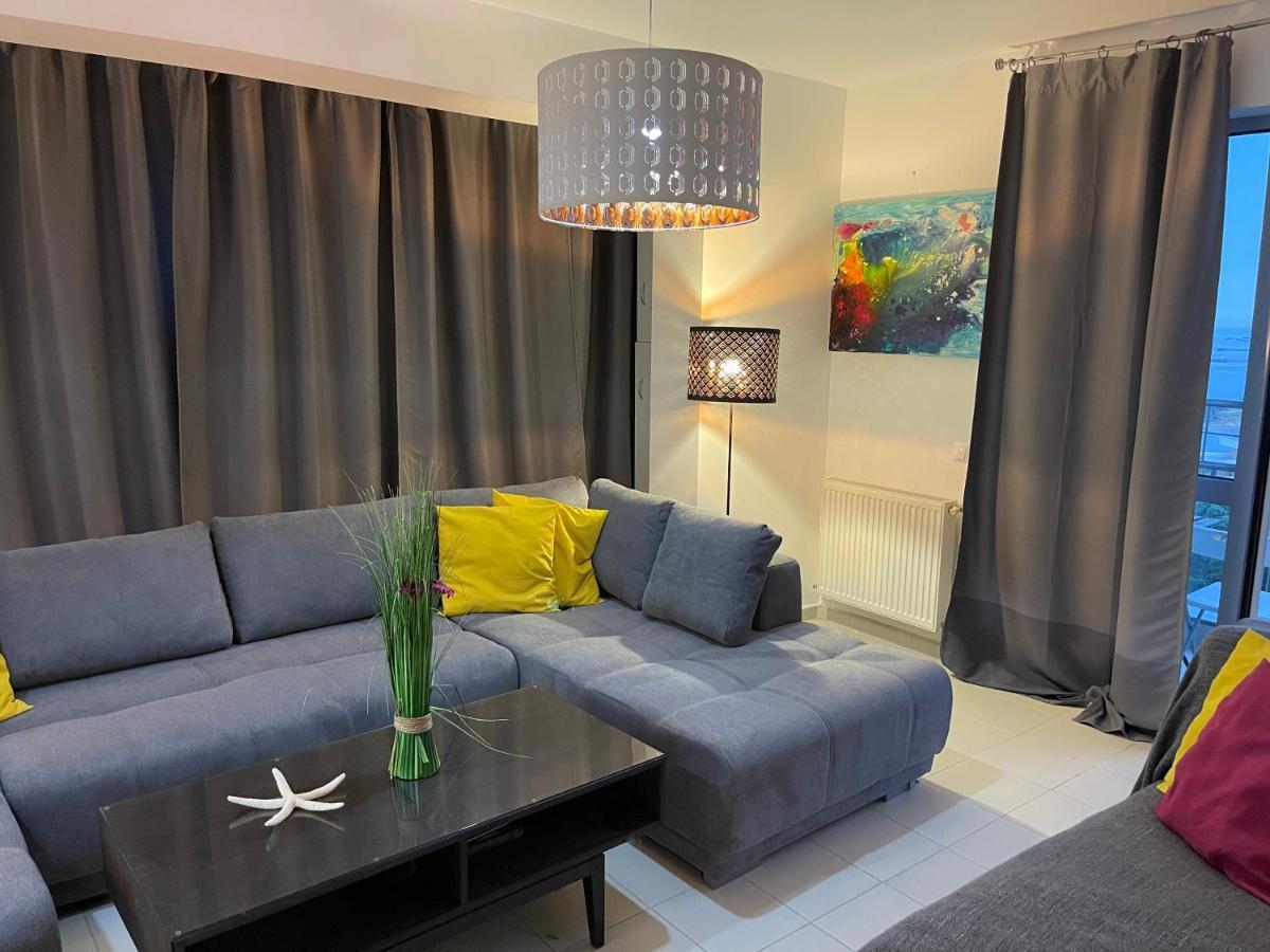 Apartment Happiness By Nicole Jutka, Visual Artist Олимп Экстерьер фото